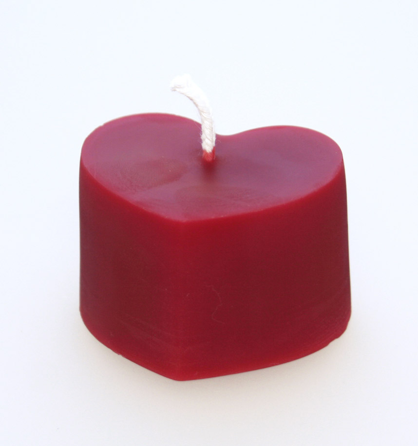 Rote Bienenwachskerze in Herzform