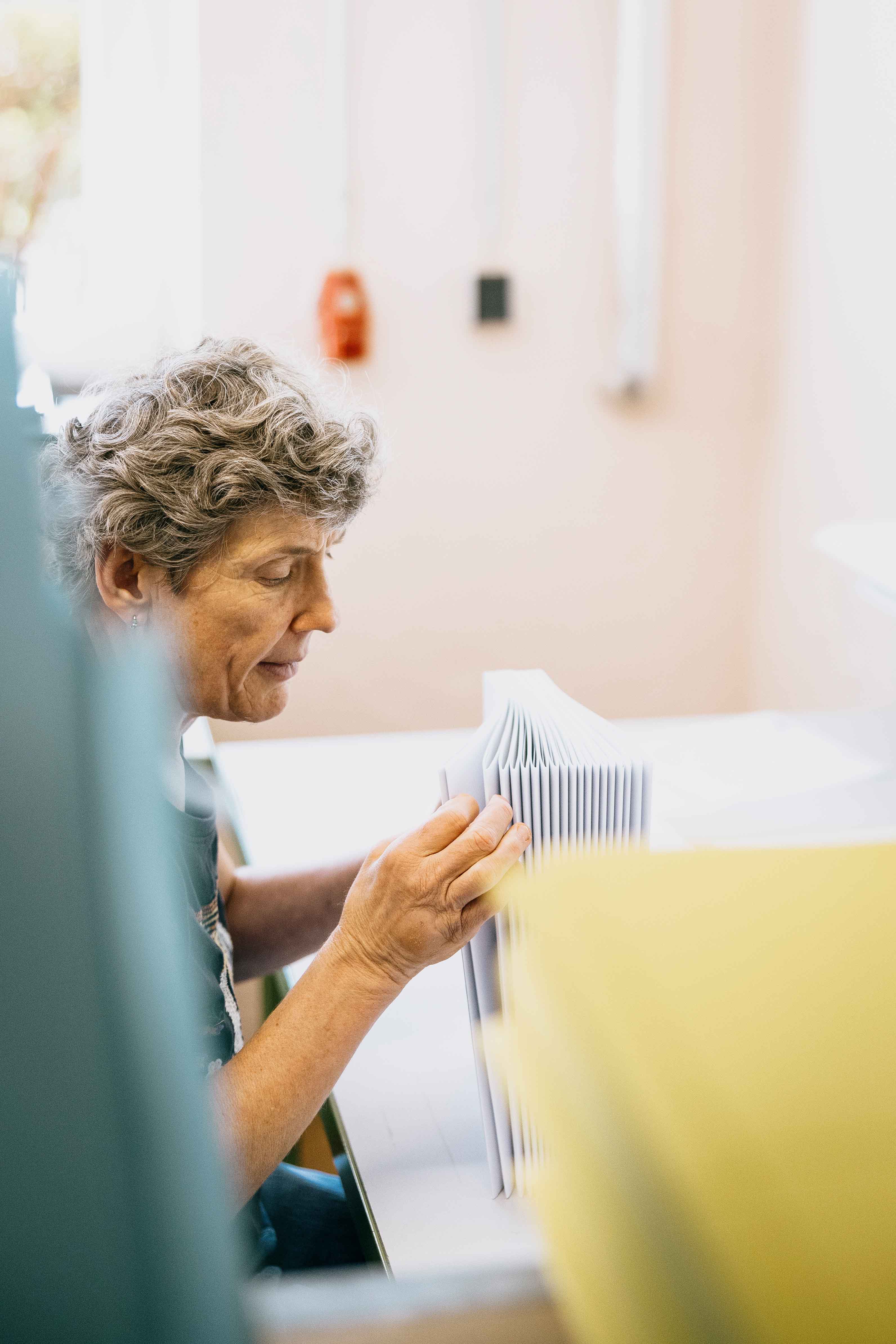 Mitarbeiterin in der Papierwerkstatt bei der Arbeit