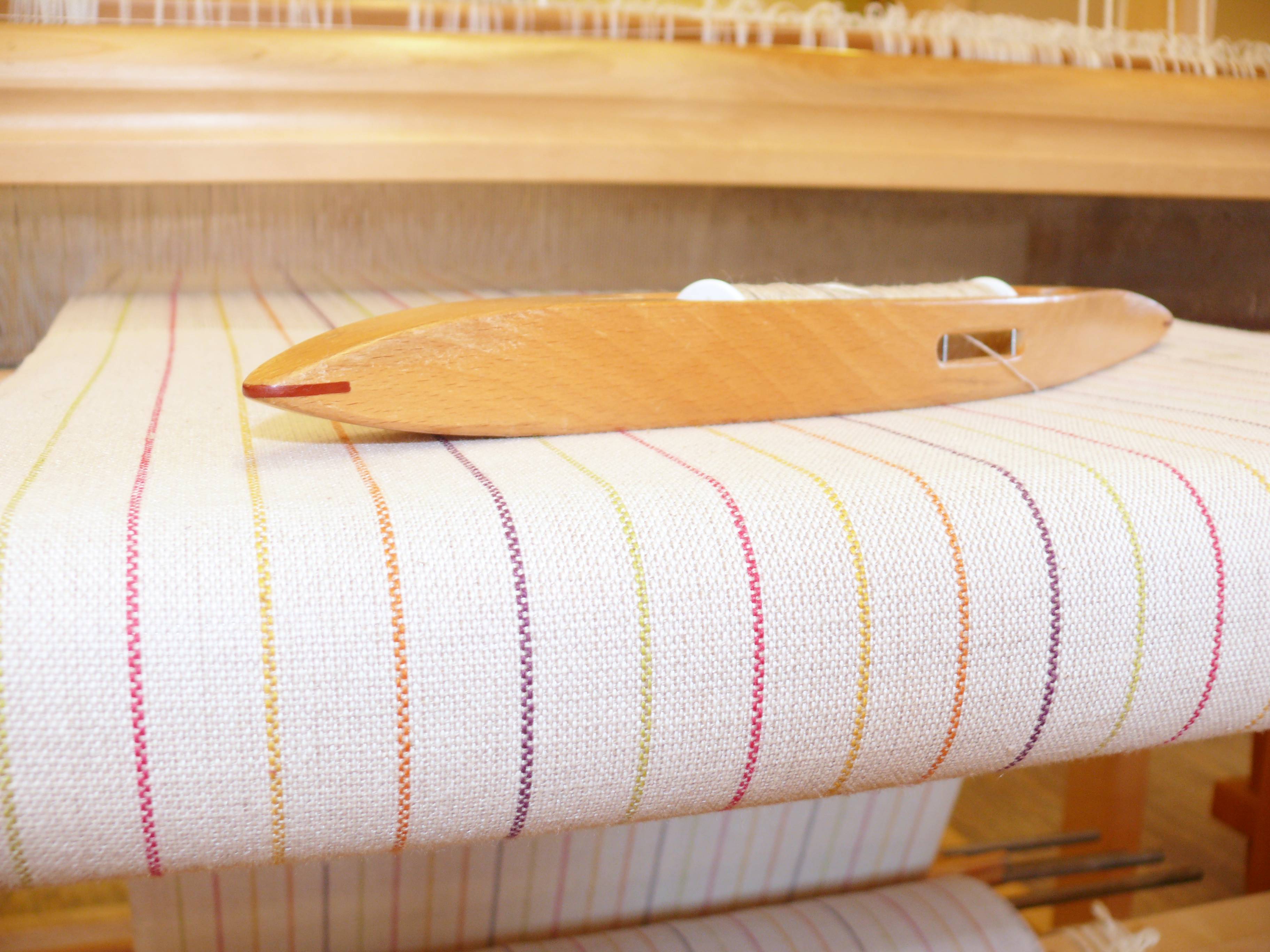 Webrahmen mit Webstoff für Geschirrtuch aus Halbleinen