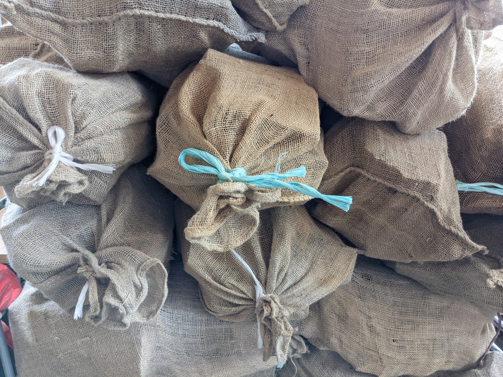 Gestapelte Jutesäcke gefüllt mit Holzscheiten 