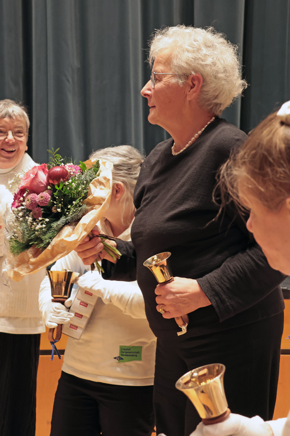 Renate Kopp mit Blumenstrauß nach dem Auftritt