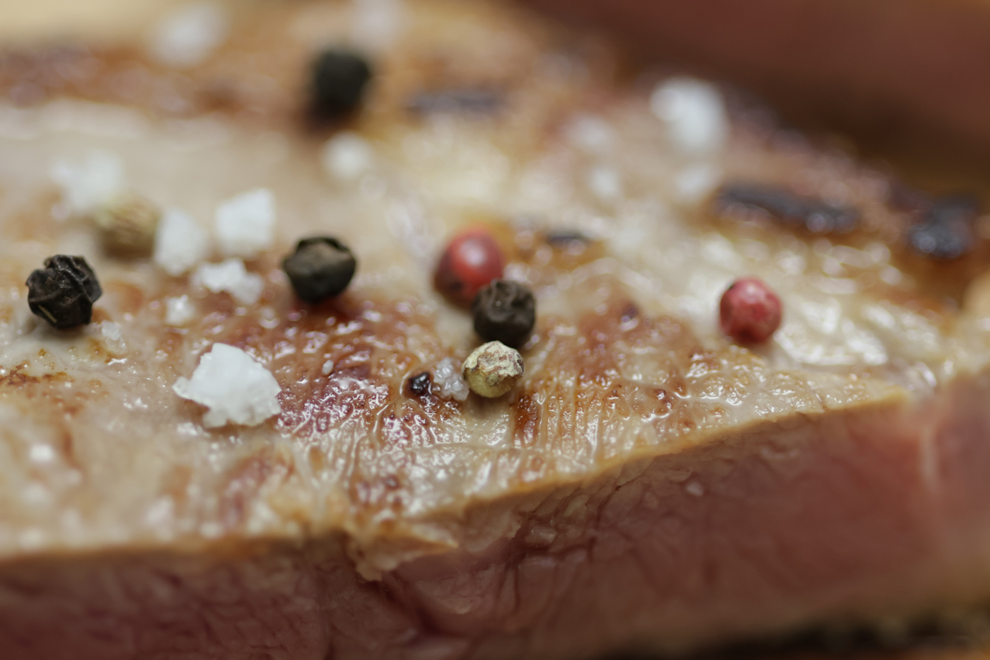 Gebratenes Kalbsteak mit Pfefferkörnern