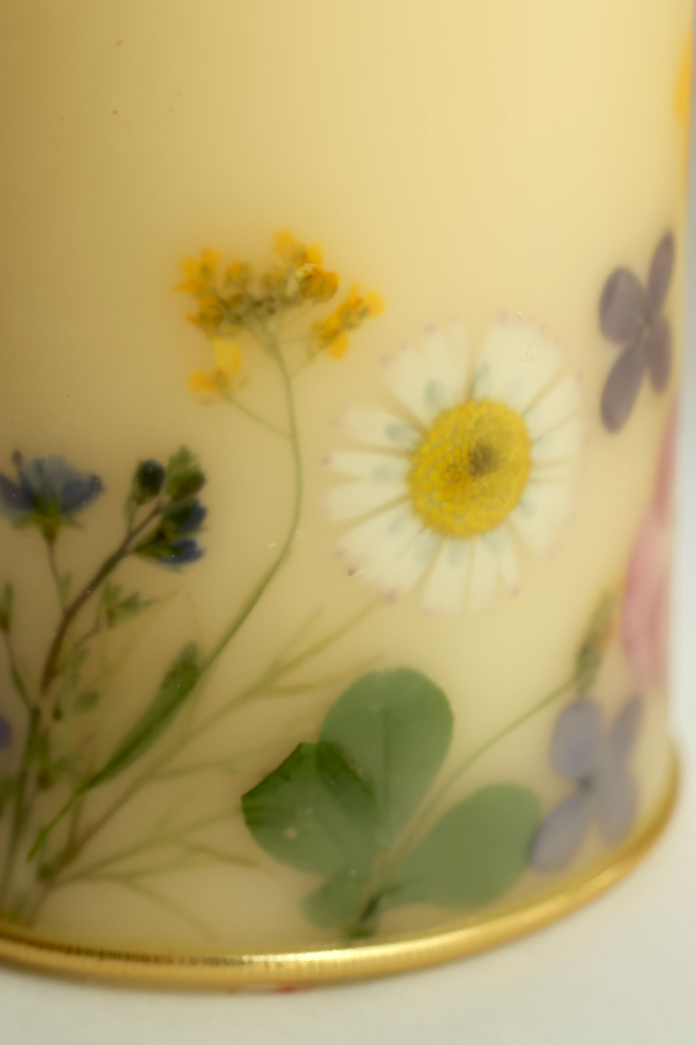 er mit Blüten verzierten Hochzeitskerze er mit Blüten verzierten Hochzeitskerze
