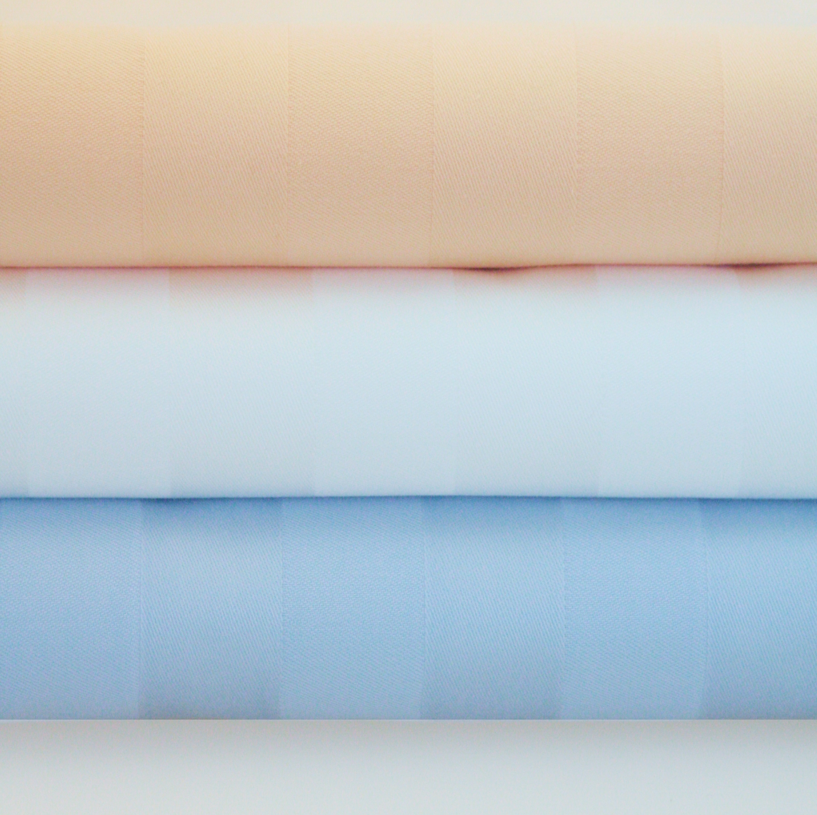 Gestapelte Bettwäsche