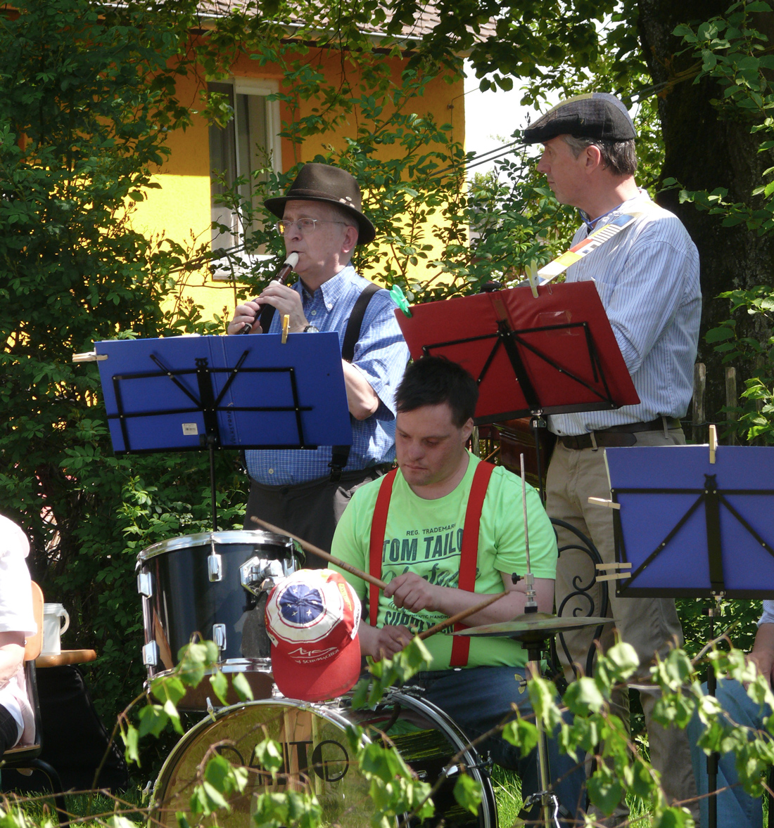 Personen der Band beim Spiel im Freien