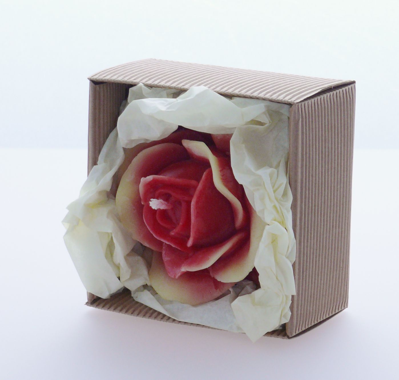 Rosenkerze aus Bienenwachs in einer Geschenkverpackung