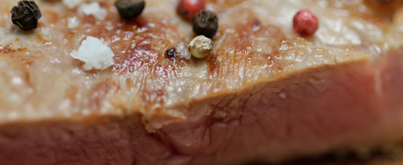 Steak vom Kalb Gebratenes Kalbsteak mit Pfefferkörnern