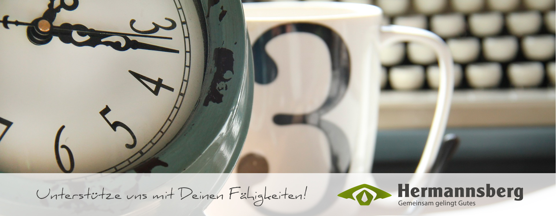 Job als Nachtbereitschftskraft Eine Uhr und eine Tasse als Symbol für die Nachtbereitschaft