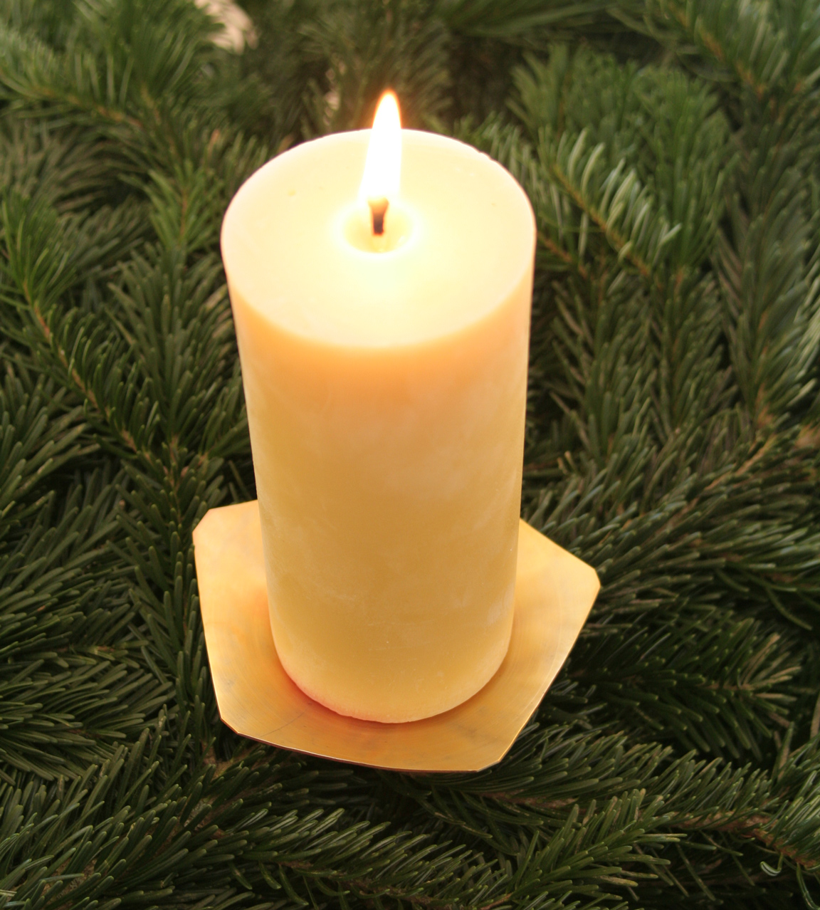 Kerzenhalter aus Kupfer mit einer Naturfarbenen Bienenwachskerze auf einem Adventskranz