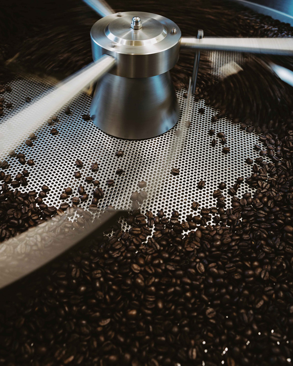 Kaffeeröster mit Kaffeebohnen