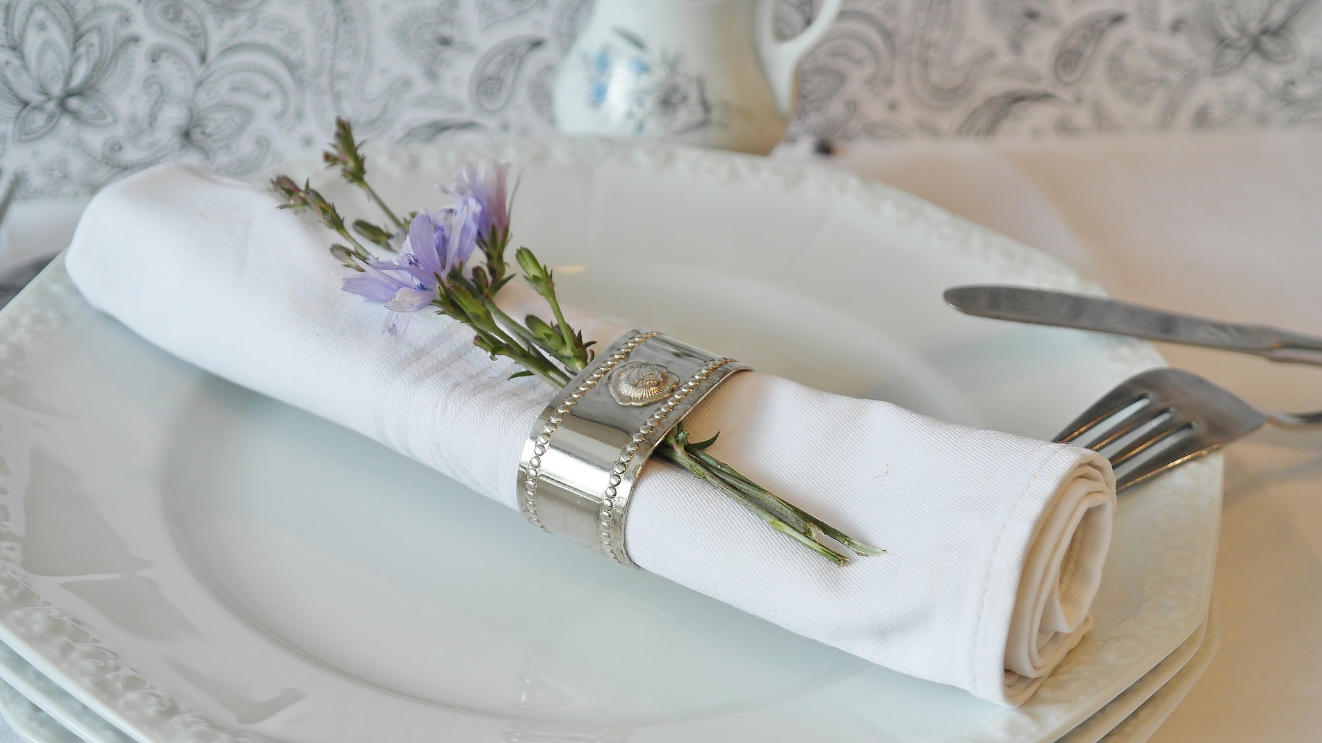 Serviette auf einem Teller