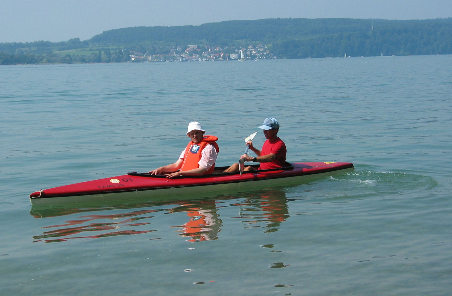 Guido Kwiek und Betreuter mit dem Kanu auf einem See Guido Kwiek und Betreuter mit dem Kanu auf einem See