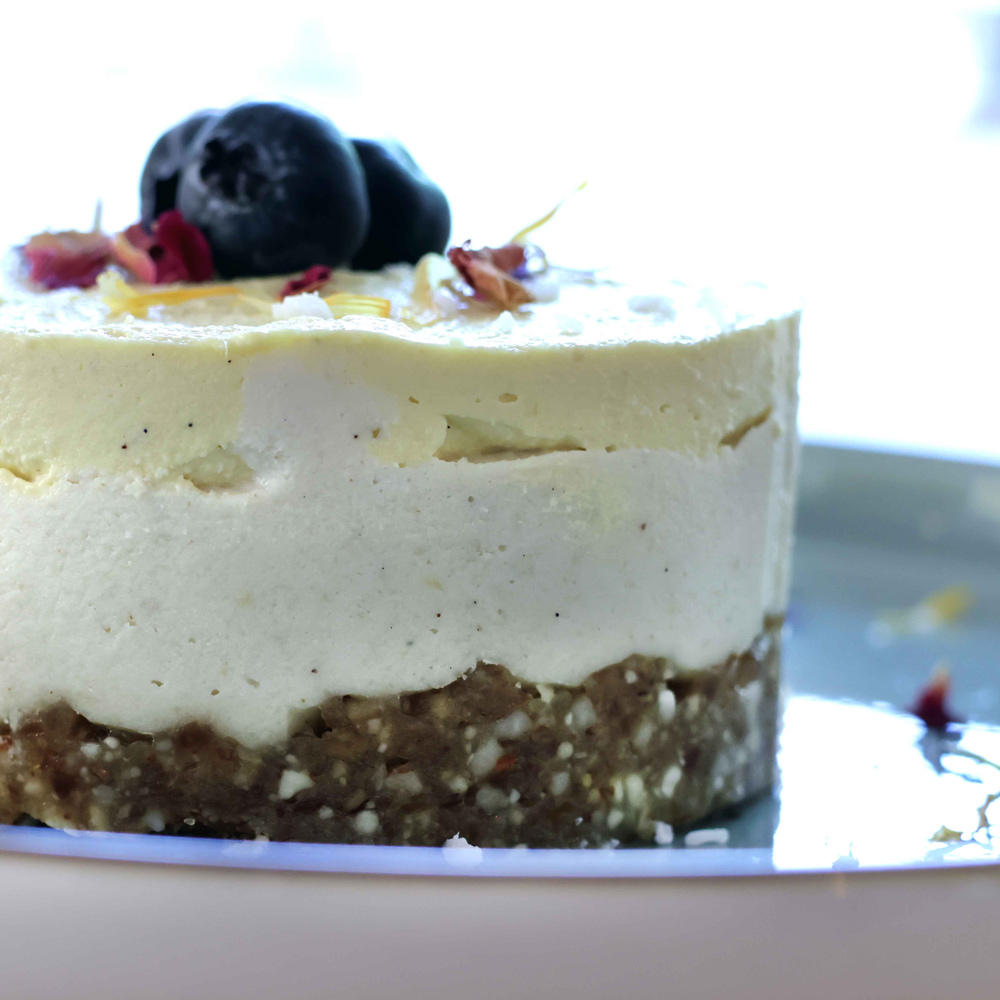 Rawcake Mango Rawcake Mango auf einem Teller serviert