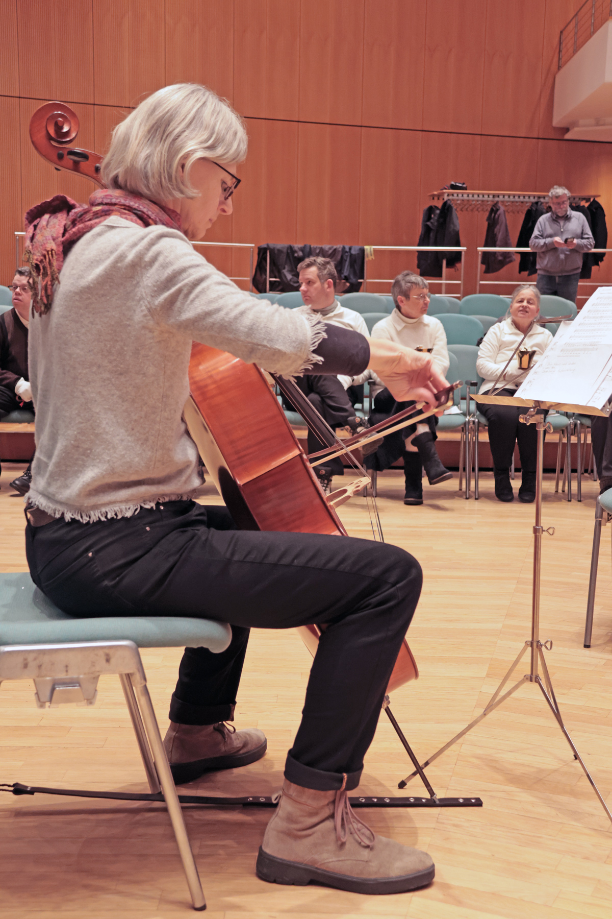 Frau spielt das Cello