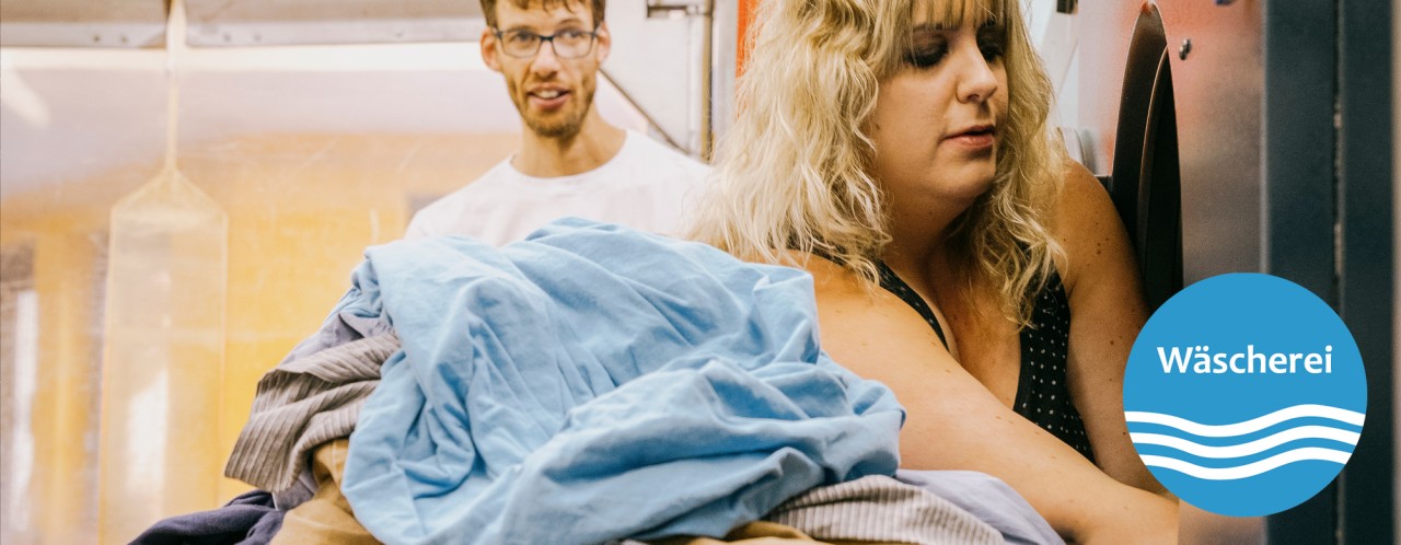 Betreuter und Betreuerin in der Wäscherei