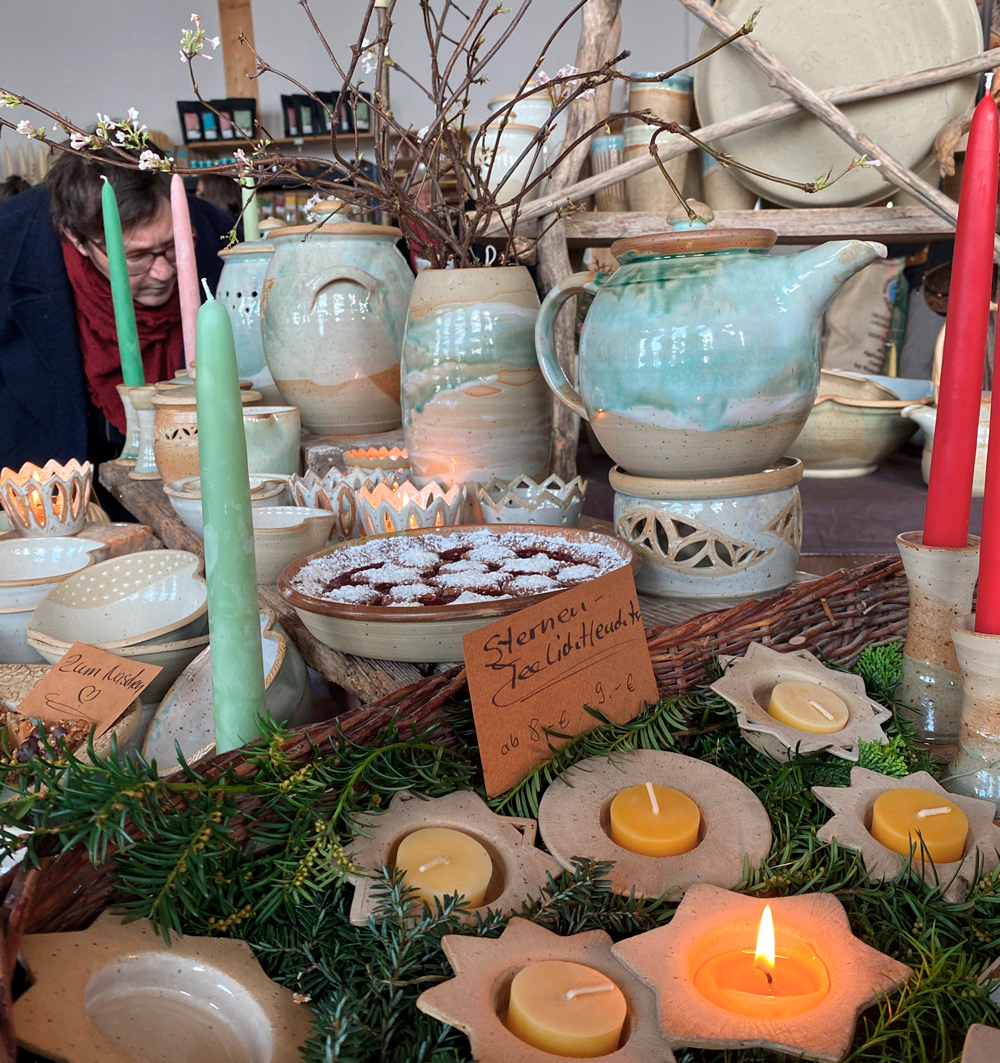 Impressionen vom Lichtermarkt 2024 Ein Stand mit Töpferwaren und Kerzen