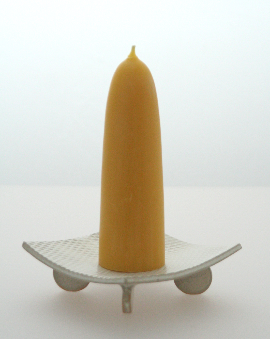 Einkaufen-Bienenwachskerzen-Keramik_Kerzenhalter_Wabe Keramik-Kerzenhalter mit naturfarbenere Bienenwachskerze