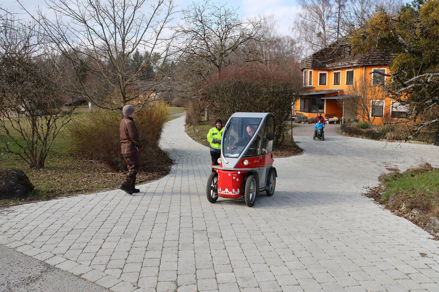 Ein Fahrzeug und Personen auf den neu gestalteten Wegen am Hermannsberg