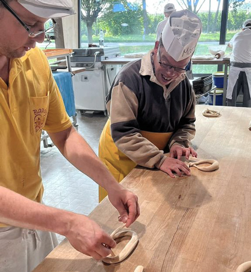 Betreute des Hermannsbergs lernen eine Brezen zu rollen Betreute des Hermannsbergs lernen eine Brezen zu rollen