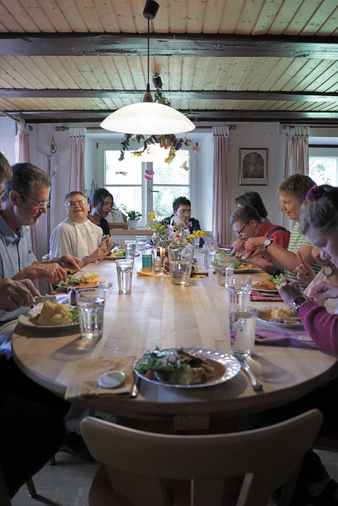 Gemeinsames Essen im Bauernhaus