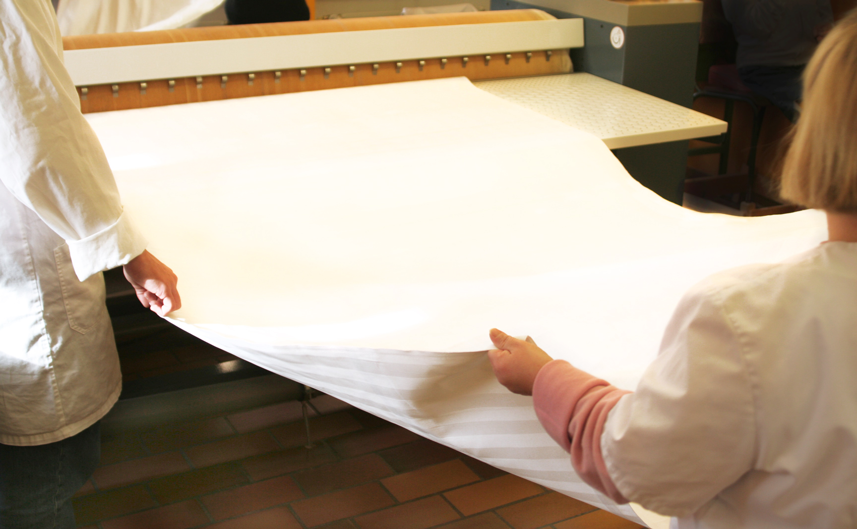 Mangeln von Bettwäsche