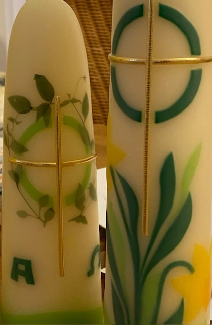Osterkerze aus hangezogenem Bienenwachs mit Ornamenten verziert Osterkerze aus hangezogenem Bienenwachs mit Ornamenten verziert