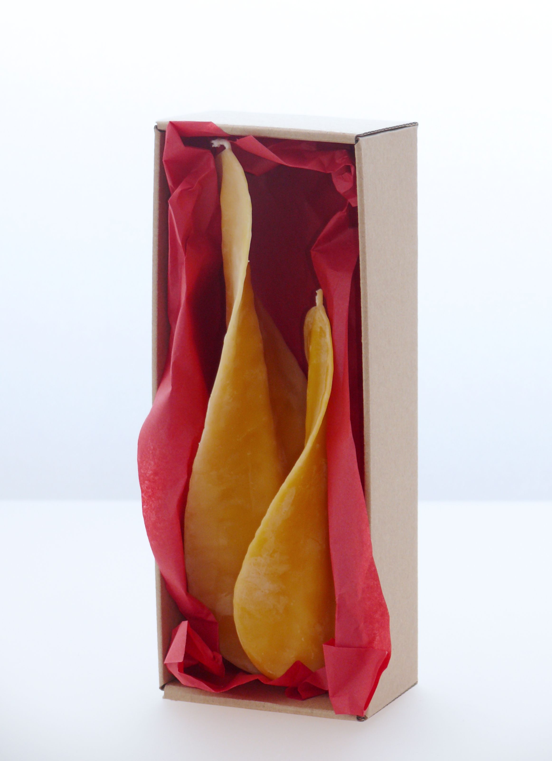 Ein Engelskerzenpaar aus Bienenwachs in einer Geschenkverpackung