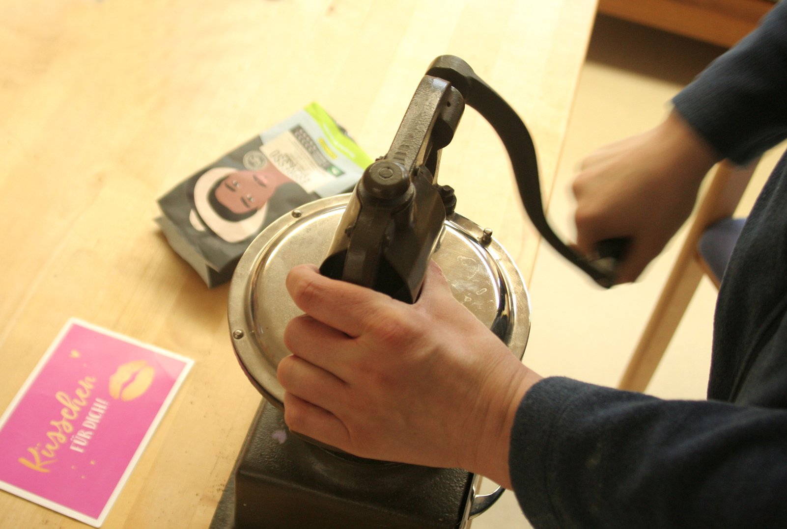 Betreute malt Kaffe mit der Handmühle