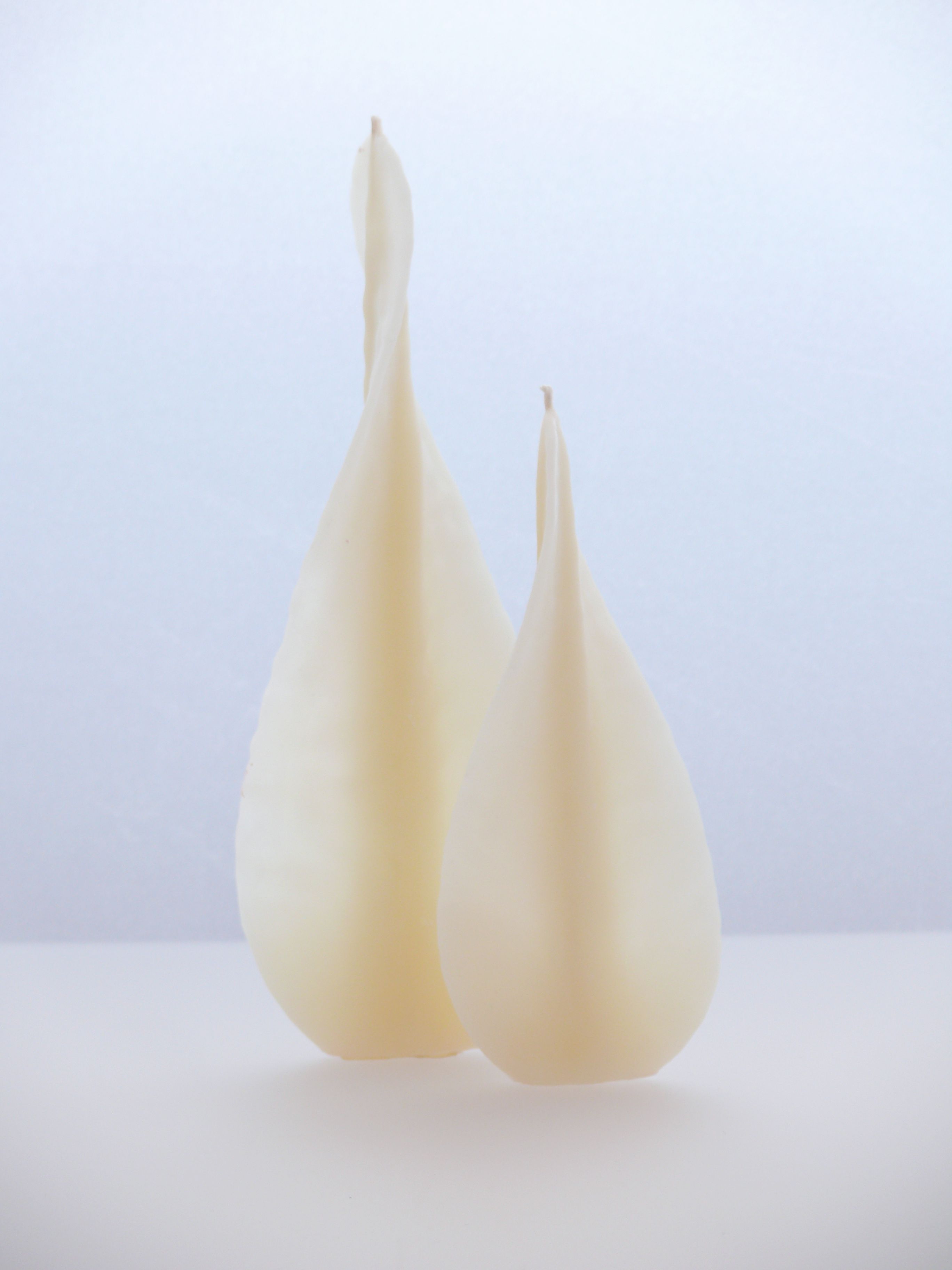 Ein Engelskerzenpaar in cremeweiß aus Bienenwachs