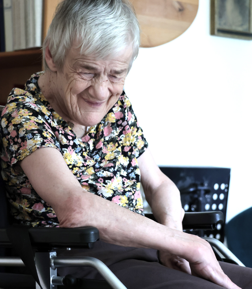 Seniorin im Rollstuh