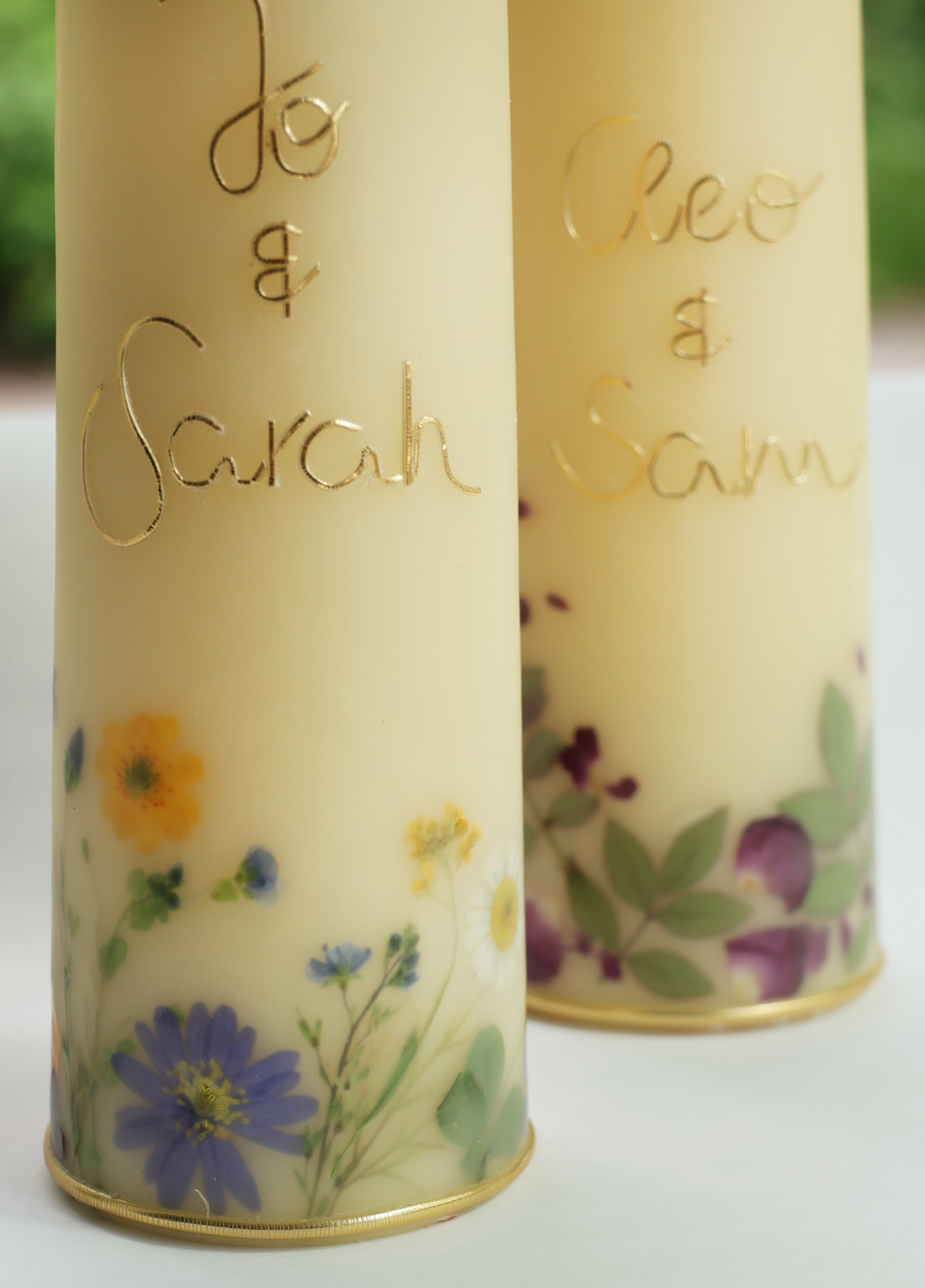 Handgearbeitete Motivkerzen aus Bienenwachs Beispiel einer mit Namen und Blüten verzierten Hochzeitskerze