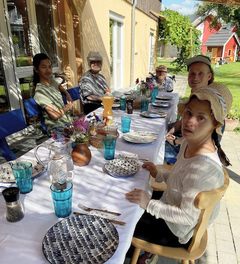 Gruppe Menschen beim Essen auf dere Terrasse