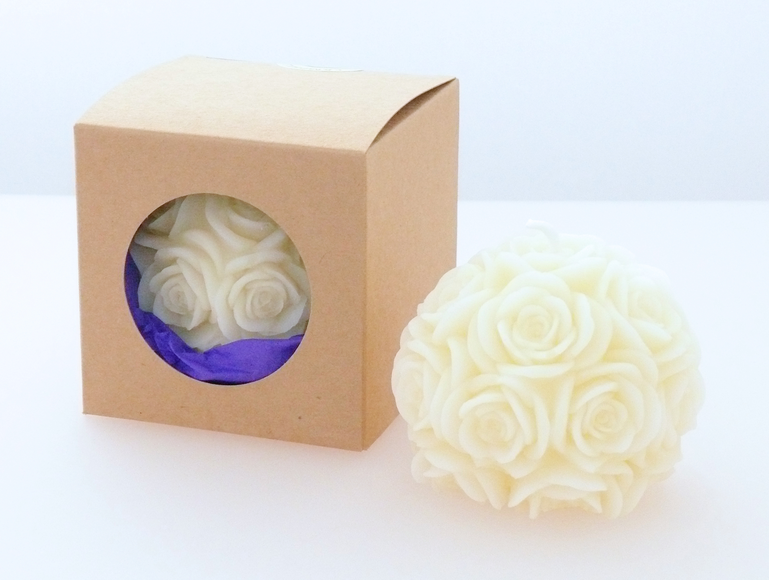 Rosenkugelkerze aus Bienenwachs in weiß in einer Geschenkverpackung