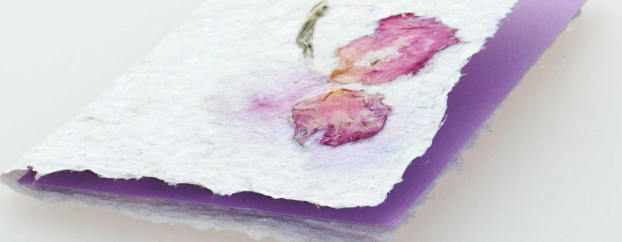 Grußkarte mit Rosenblüten auf Schöpfpapier