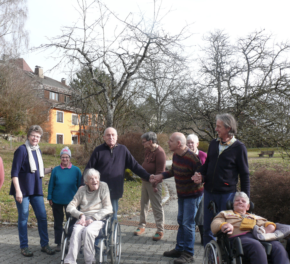 Seniorengruppe beim Frühlingsspaziergang am Hermannsberg