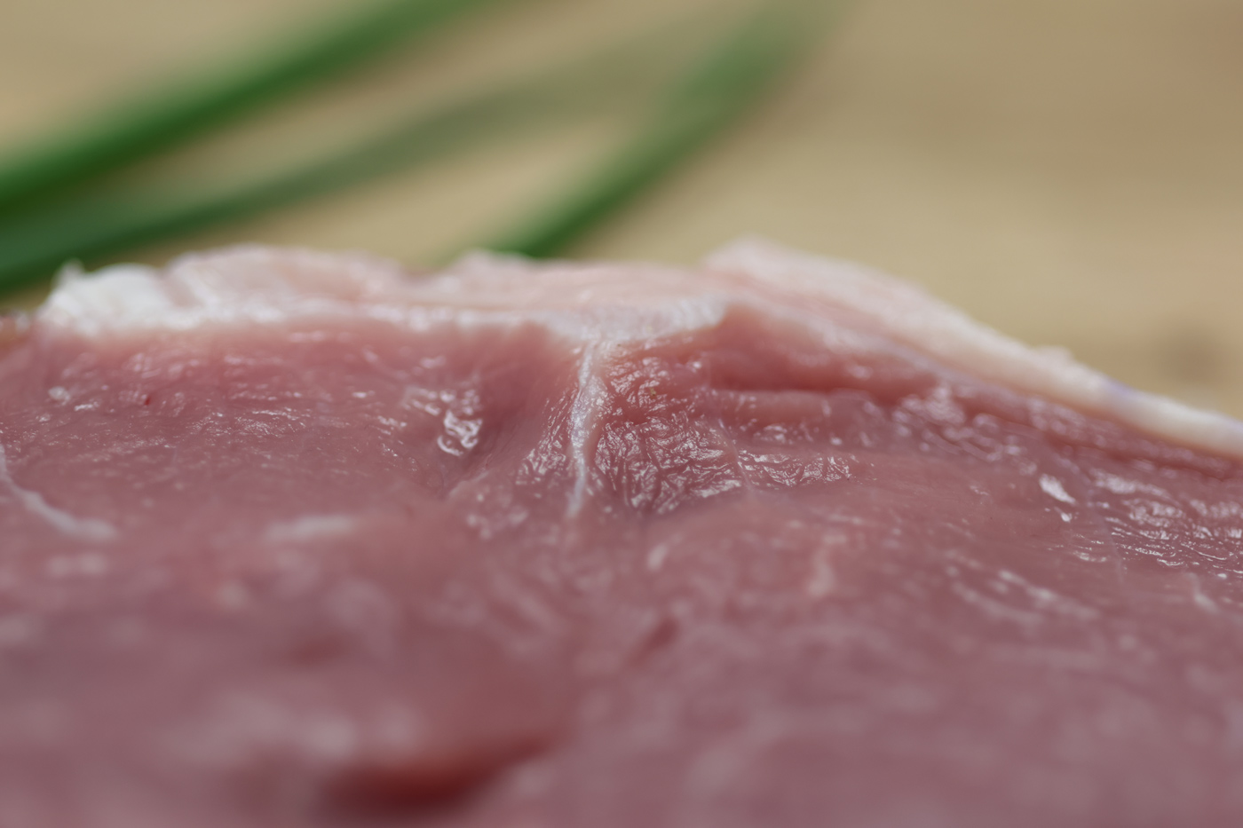 Hermannsberg - Kalbfleisch in Demeter-Quailtät Ein Stück rohes Kalbfleisch