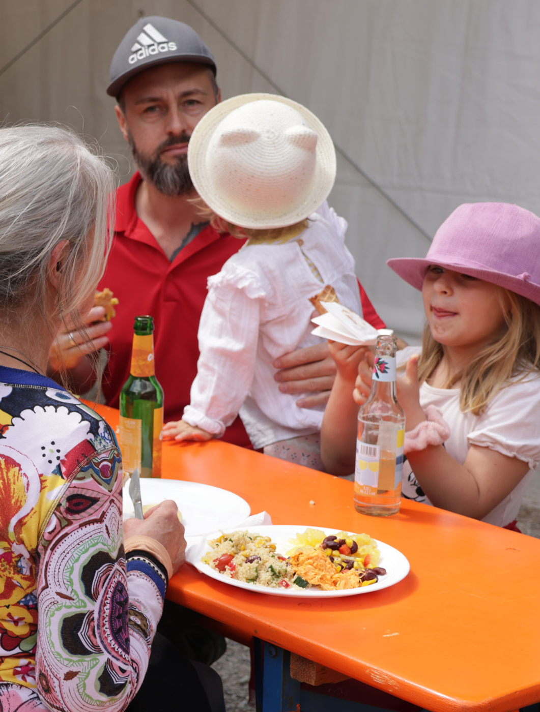 Besucher des Hermannsberg-Fest am Tisch Besucher des Hermannsberg-Fest am Tisch