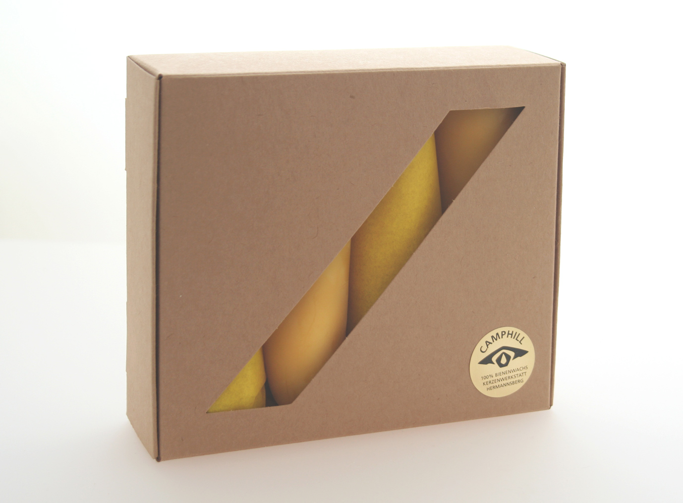 Verpackung mit vier naturfarbenen Bienenwachskerzen