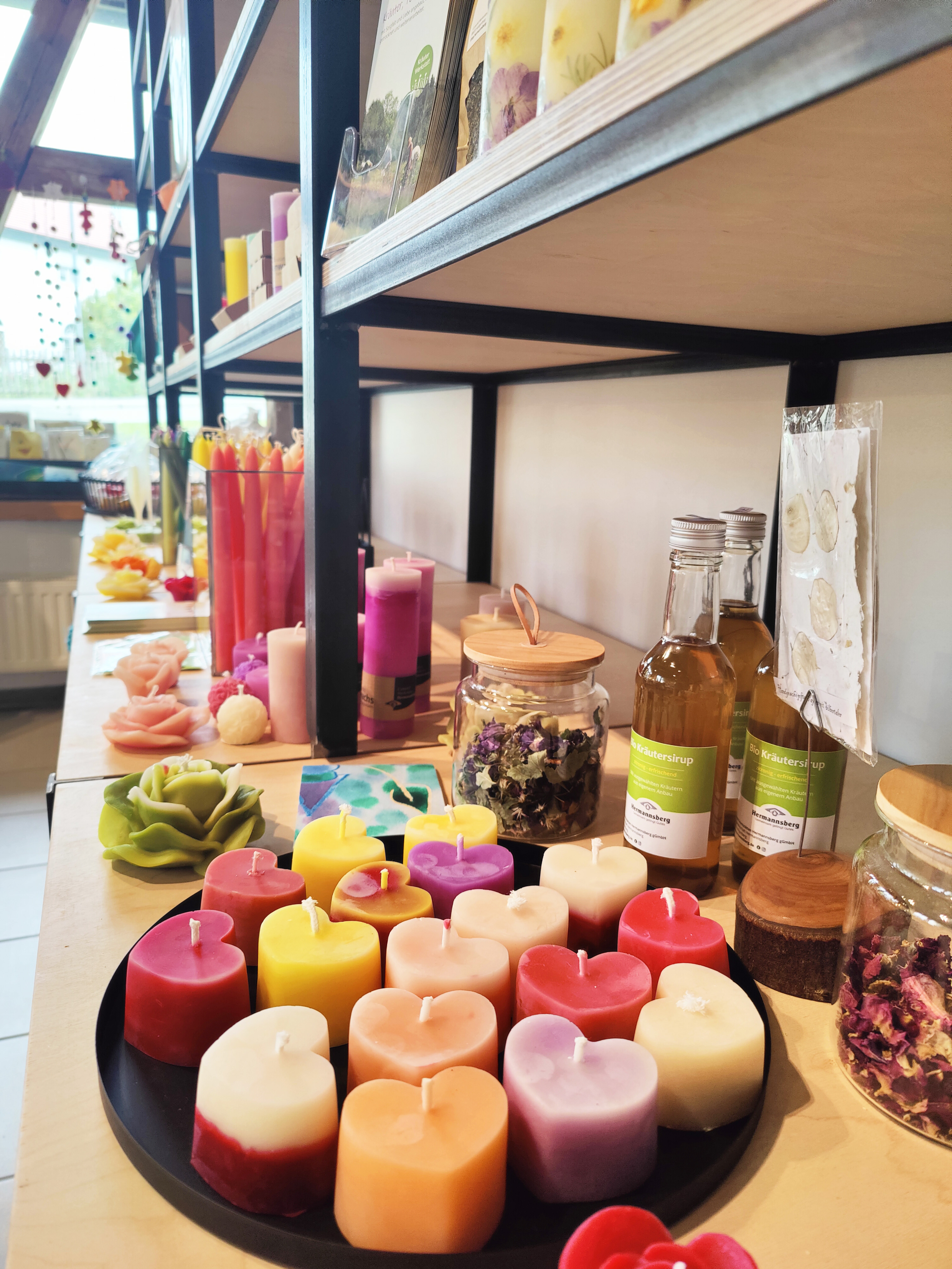 Unsere Produkte bei AllerArt in Heiligenberg! Dekoration Herzkerzen im Regal