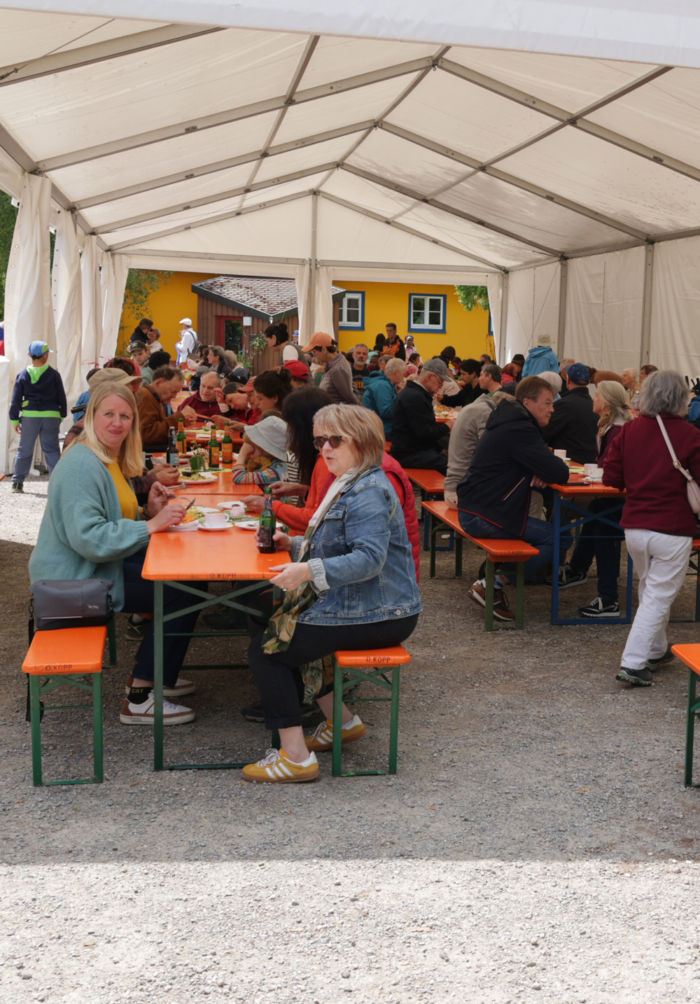 Personen an den Tischen im Festzelt Personen an den Tischen im Festzelt