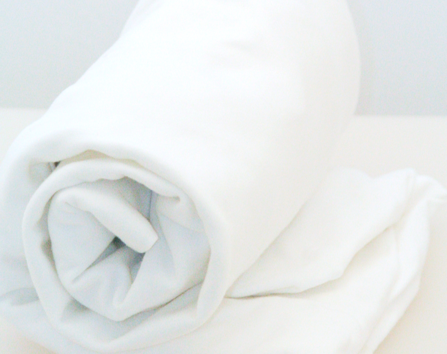 Ein gerolltes weißes Spannbettlaken