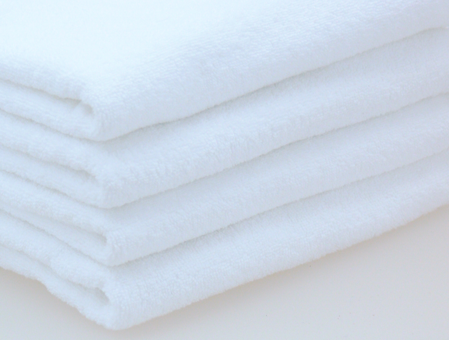 Gefaltete weiße Handtücher