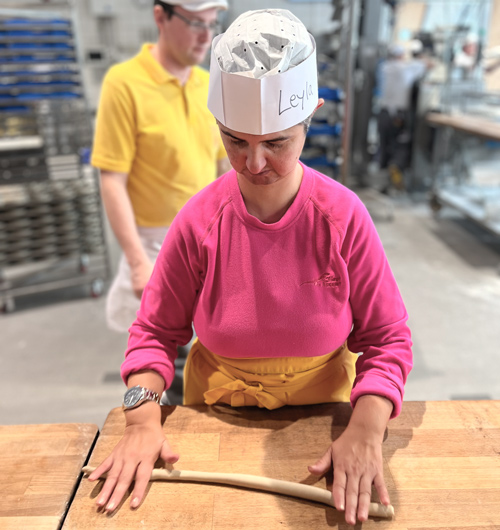 Betreute des Hermannsbergs lernen eine Brezen zu rollen Betreute des Hermannsbergs lernen eine Brezen zu rollen