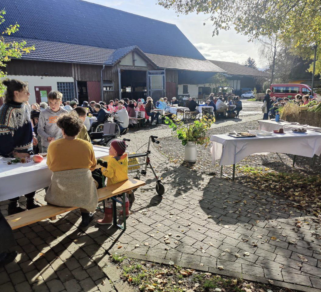 Der Lichthof beim Erntedankfest mit Tischen und Bänken Der Lichthof beim Erntedankfest mit Tischen und Bänken