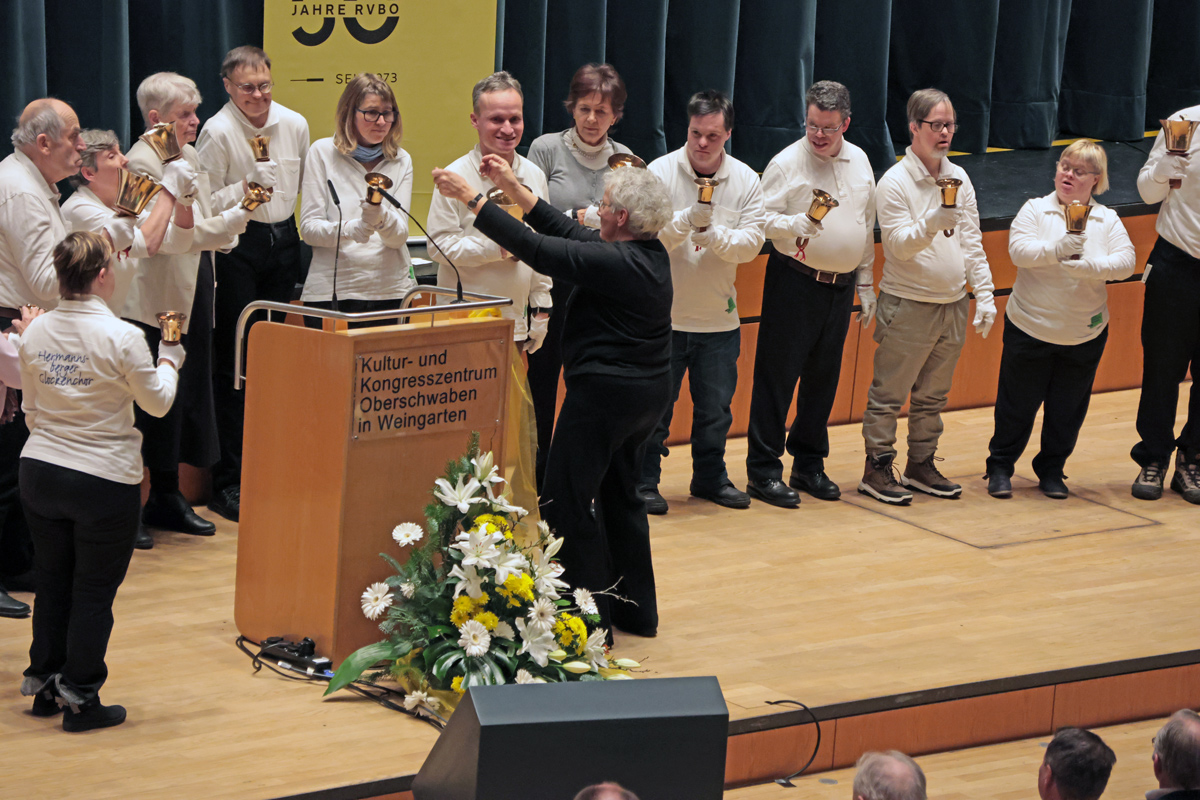 Der Glockenchor auf der Bühne wird dirigiert von Renate Kopp