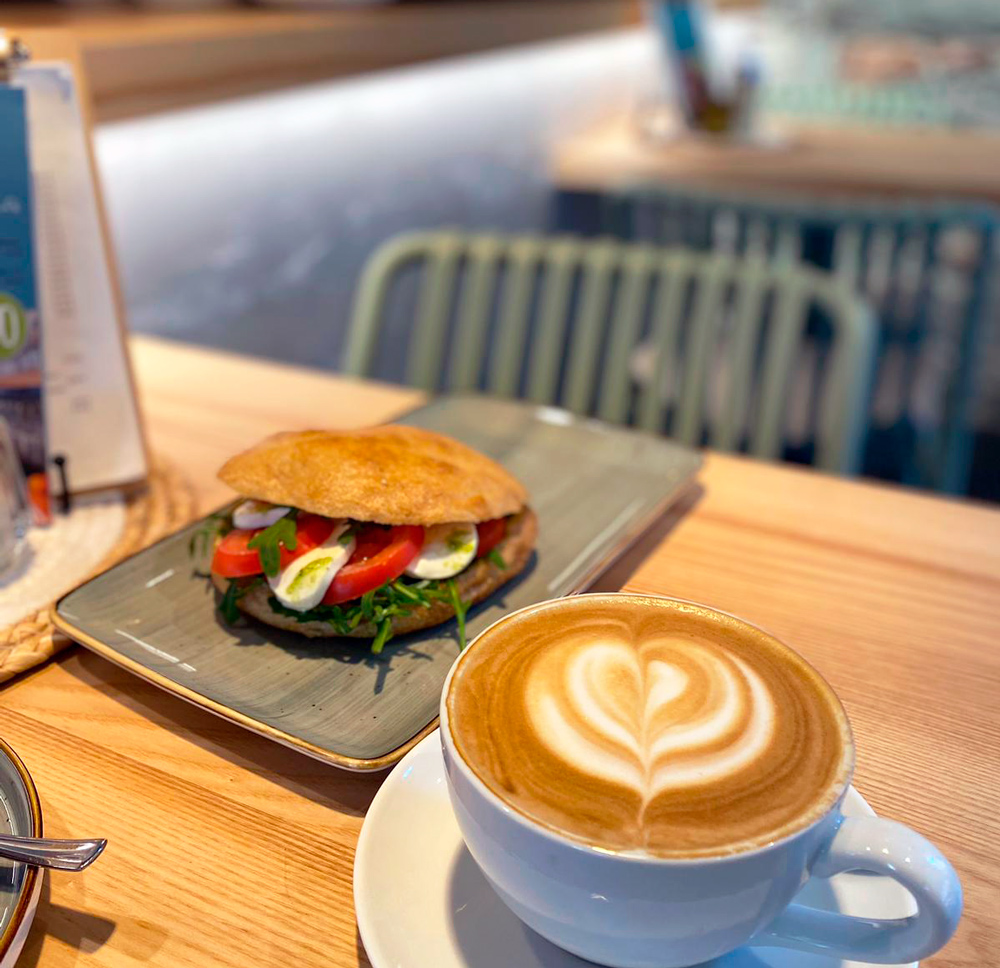 Panini und Cappuccino