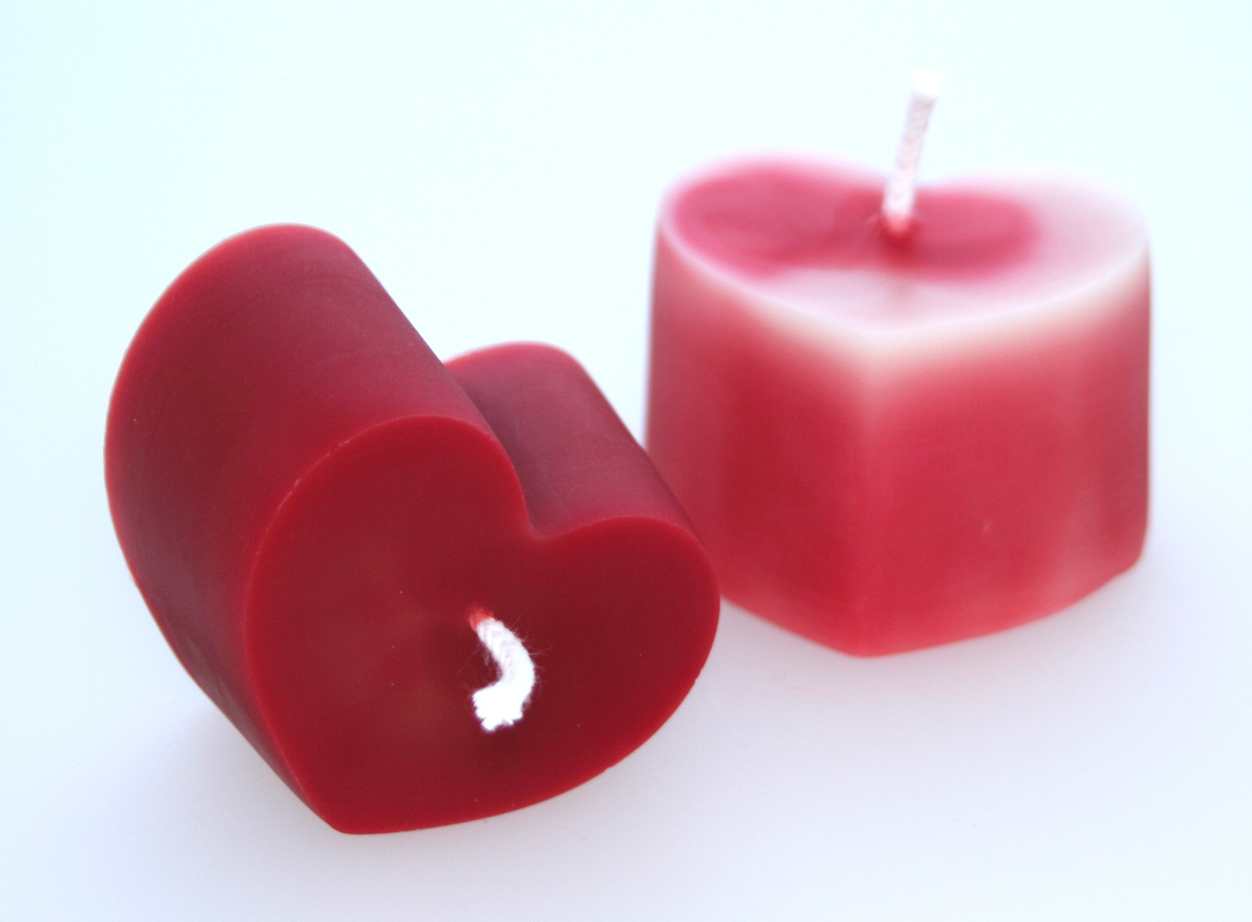 Ein Paar Bienenwachskerzenn in Herzform