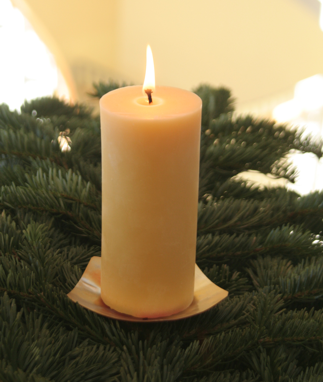 Kerzenhalter aus Kupfer mit einer Naturfarbenen Bienenwachskerze auf einem Adventskranz