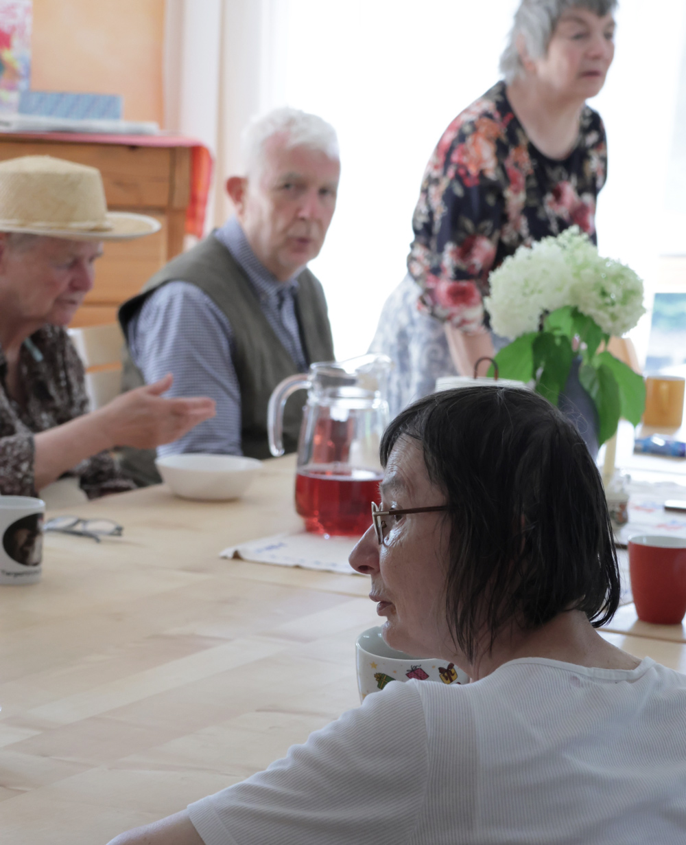 Kaffeetrinken bei der Seniorengruppe