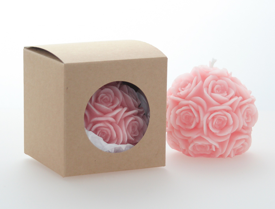 Rosenkugelkerze aus Bienenwachs in rosa in einer Geschenkverpackung